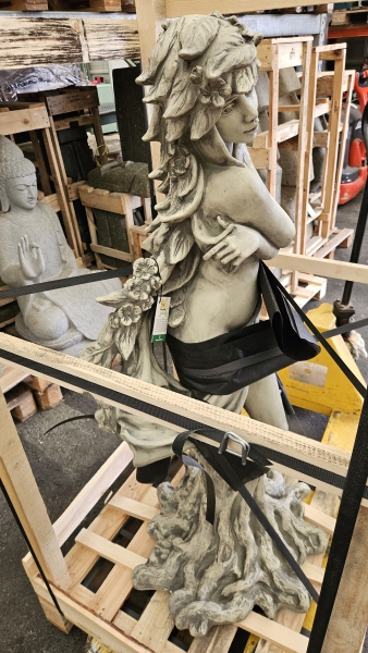 Steinfigur Erdgöttin Gaia